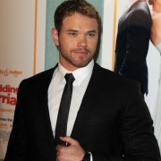 Kellan Lutz - Imagenes/Videos de Paparazzi / Estudio/ Eventos etc. - Página 18 44ad85132787535