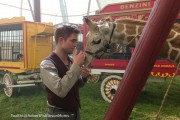 1 Septiembre- Nuevos/Antiguos Stills de Robert Pattinson en Water For Elephants (Agua para Elefantes) ahora en HQ 95ef97147583816