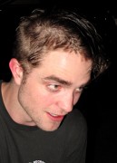 8 Julio-Rob firmando a los fans y dejando el set de Cosmópolis! Tweets y fotos 73ab40139677617