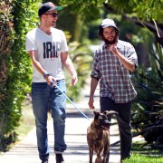 20 Julio - Fotos de Rob ayer (19 julio) paseando a Bear con su amigo Tom. *ACTUALIZADO* 9f203a141382749