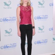 Yvonne Strahovski: SoBe Lifewater Ab5c7e169074422