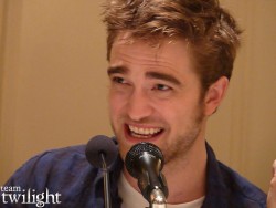 Conférence de Presse - Robert Pattinson pour Breaking Dawn, part 1 Bc1d4e157479500