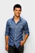 Taylor Lautner - Imagenes/Videos de Paparazzi / Estudio/ Eventos etc. - Página 38 F143a0190947809