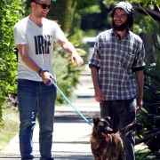 20 Julio - Fotos de Rob ayer (19 julio) paseando a Bear con su amigo Tom. *ACTUALIZADO* Bcaa66141382707