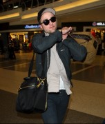 16 Febrero- Fotos de Robert Pattinson en el aeropuerto de LA - 15 de Febrero Dd38c7175092418