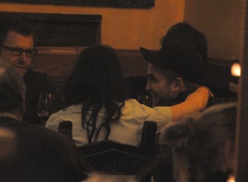 Robsten - Imagenes/Videos de Paparazzi / Estudio/ Eventos etc. - Página 6 F03039178049382