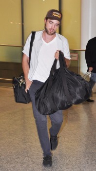 28 Septiembre- Nuevas fotos de Robert Pattinson a su llegada a Toronto (27/09/2011) *EDITADO* Bc3b42151427397