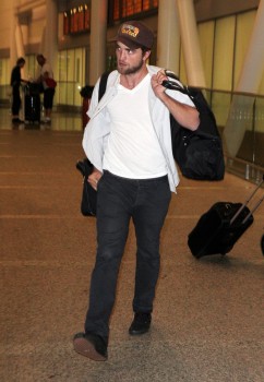 28 Septiembre- Nuevas fotos de Robert Pattinson a su llegada a Toronto (27/09/2011) *EDITADO* E28ec8151428310
