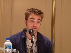 Conférence de Presse - Robert Pattinson pour Breaking Dawn, part 1 3039e3157479279