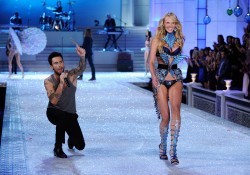 The 2011 Victoria's Secret Fashion Show (November 9th, 2011) 511686158464725