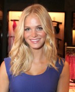 Erin Heatherton  80ecc5180319439