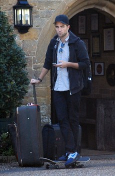 13 Mayo - Imágenes de Rob en Londres hoy mismo!! (13/05/12) 7b0c74190099065