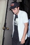 8 Agosto-Rob  abandonando el hotel Chateau Marmont ayer por la noche 819bf0144067757