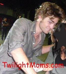 19 Octubre - Nuevas/viejas fotos de Rob durante la premiere de Sex Drive (2008). 0eb6da154652955