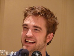 Conférence de Presse - Robert Pattinson pour Breaking Dawn, part 1 867d1f157479569