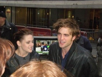 24 Febrero - Nuevas/antiguas imágenes de Robert y Kristen con fans fuera de Today Show en 2008! Babf18176481570