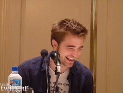 Conférence de Presse - Robert Pattinson pour Breaking Dawn, part 1 651904157479255