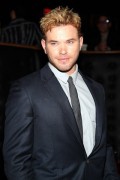 Kellan Lutz - Imagenes/Videos de Paparazzi / Estudio/ Eventos etc. - Página 18 49bf50136854745