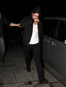 24 Noviembre- Fotos de Rob y Kristen de ayer por la noche en Londres (23.11.11) B09c1c161057628