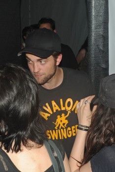 Robsten - Imagenes/Videos de Paparazzi / Estudio/ Eventos etc. - Página 7 7114e4186487975