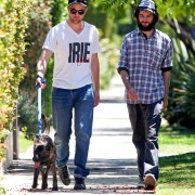 20 Julio - Fotos de Rob ayer (19 julio) paseando a Bear con su amigo Tom. *ACTUALIZADO* 79c7e2141383701