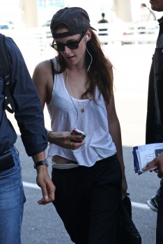 Nuevas Fotos de Kristen Stewart dejando Toronto (09/Sept.) E305bc210008742