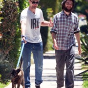 20 Julio - Fotos de Rob ayer (19 julio) paseando a Bear con su amigo Tom. *ACTUALIZADO* 411188141382903