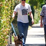 20 Julio - Fotos de Rob ayer (19 julio) paseando a Bear con su amigo Tom. *ACTUALIZADO* 450057141383560