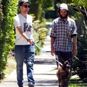 20 Julio - Fotos de Rob ayer (19 julio) paseando a Bear con su amigo Tom. *ACTUALIZADO* B4b8f3141382662