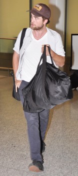 28 Septiembre- Nuevas fotos de Robert Pattinson a su llegada a Toronto (27/09/2011) *EDITADO* Ab6009151427011