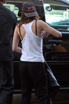 Nuevas Fotos de Kristen Stewart dejando Toronto (09/Sept.) Fe113f210008005