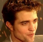 21 Agosto-Nuevo/Antiguo video de Robert Pattinson en Barcelona (Premiere y Photocall de WFE) A70bfd146028511