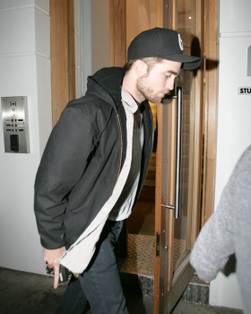 28 Noviembre- Nuevas fotos de Rob en Londres (28.11.11) 57af0f161734117