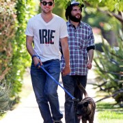 20 Julio - Fotos de Rob ayer (19 julio) paseando a Bear con su amigo Tom. *ACTUALIZADO* 60d722141383123