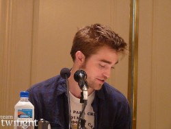 Conférence de Presse - Robert Pattinson pour Breaking Dawn, part 1 8b5411157479298