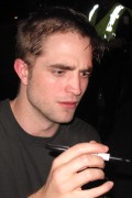 8 Julio-Rob firmando a los fans y dejando el set de Cosmópolis! Tweets y fotos Ea6e5e139677494