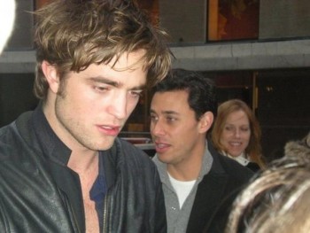 24 Febrero - Nuevas/antiguas imágenes de Robert y Kristen con fans fuera de Today Show en 2008! 550172176481575