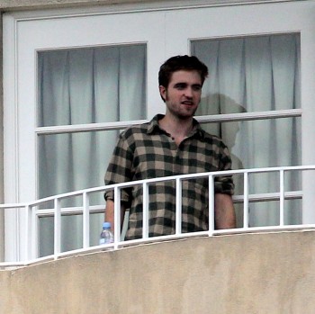 5 Noviembre - Nuevas imagenes de Rob en su hotel ayer (4 de Noviembre)! 22697d157576318