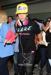 [Avril 2012] Justin arrivant à Londres 31bbb6186715435