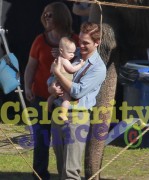 15-ENERO-Nuevas fotos de Robert Pattinson en las Re-Grabaciones de WFE (Con Reese, Tai y un Bebé)!!!! 094b6c115216792