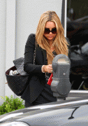 Amanda Bynes - in Jeans..... - Beverly Hills candids - 11 giu 09 93c3de39034689