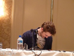 Conférence de Presse - Robert Pattinson pour Breaking Dawn, part 1 C9997e157479368