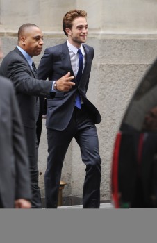 15 Agosto - Nuevas fotos de Rob dejando la NYSE y de camino a la Rueda de prensa de Cosmopolis!!!  11ddd4205975084