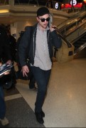 16 Febrero- Fotos de Robert Pattinson en el aeropuerto de LA - 15 de Febrero 571225175092322