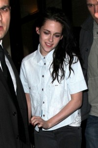 4 Marzo - Nuevas imágenes de Robert y Kristen en París ayer mismo!! (3 marzo)-ACTUALIZADO C09104177980296