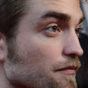 8 Diciembre-Recopilacion de fotos en HQ de acercamientos al bello rostro de Robert Pattinson 1489e8163373194