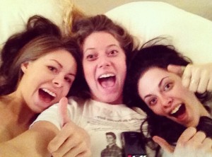 Kristen avec deux de ses amies suzie et lindsay.Kristen with 2 friends , lindsay and suzie. E3fd94168887618