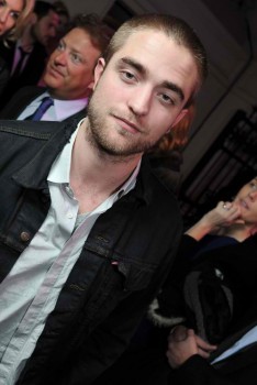 7 Marzo - Robert Pattinson en la Inaguración de la  Exhibición de Louis Vuitton/Marc Jacob *ACTUALIZADO* 049df6178742093