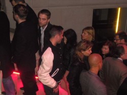 7 Marzo - Robert Pattinson en la Inaguración de la  Exhibición de Louis Vuitton/Marc Jacob *ACTUALIZADO* Ac14d5178607371