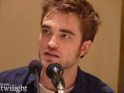 Conférence de Presse - Robert Pattinson pour Breaking Dawn, part 1 3b6a7f157479419